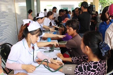 Trao học bổng, khám bệnh, phát thuốc miễn phí đến 500 người dân có hoàn cảnh khó khăn