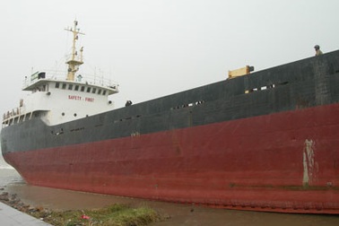 Tàu nghìn tấn mắc cạn đầu tiên được đưa về biển