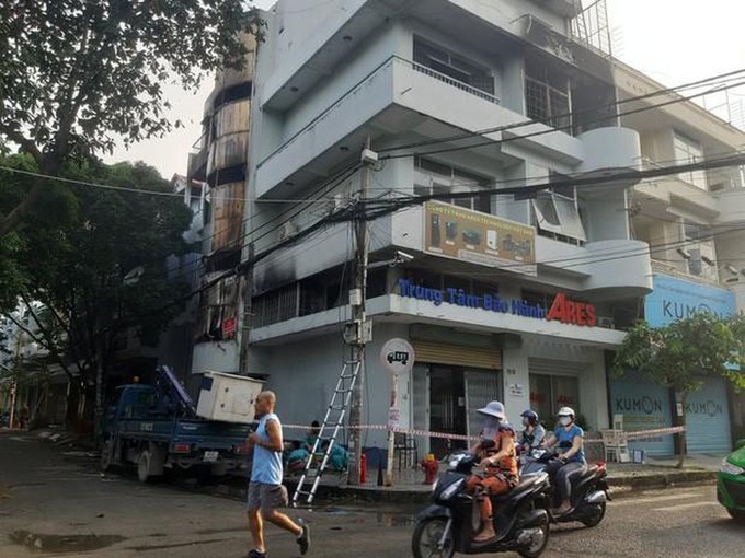 Điều tra nguyên nhân cháy căn nhà 4 tầng ở Sài Gòn - Ảnh 1. Điều tra nguyên nhân cháy căn nhà 4 tầng ở Sài Gòn - Ảnh 1.