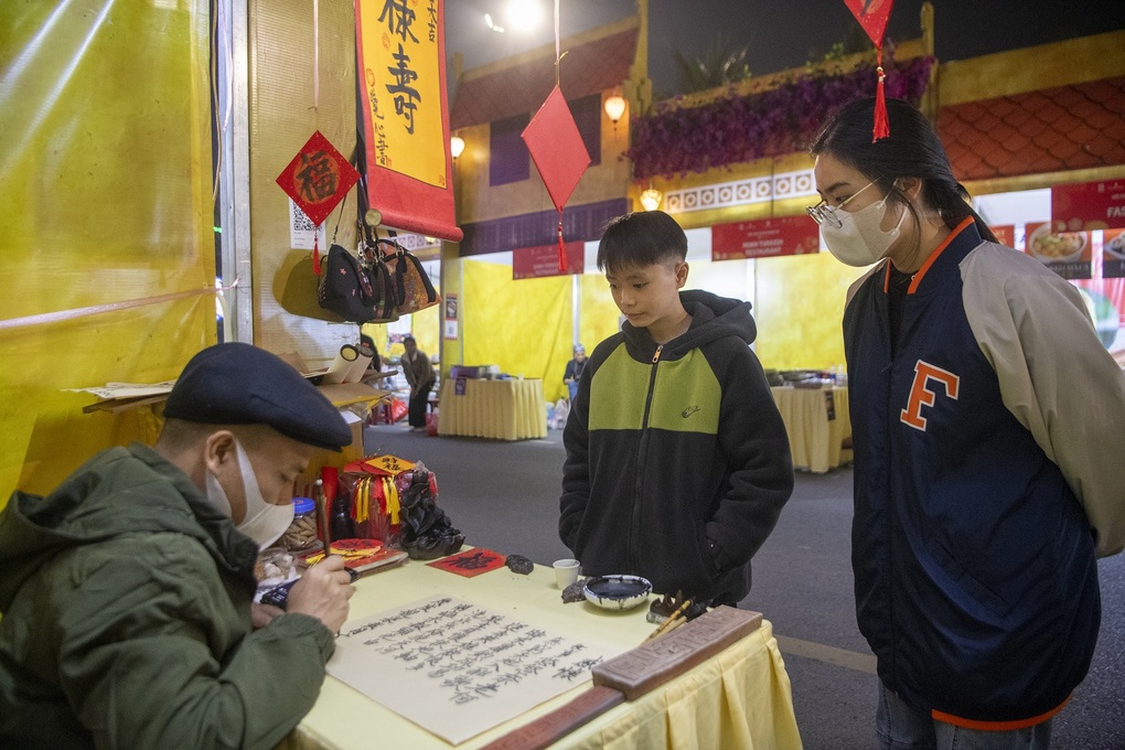 Du khách ấn tượng với quy mô của Lễ hội Ánh sáng phương Đông 2025 - 11 Du khách ấn tượng với quy mô của Lễ hội Ánh sáng phương Đông 2025 - 11