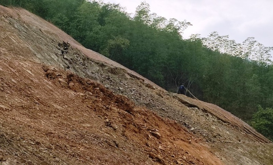 Hơn 100 học sinh sơ tán khi trường bị sạt lở đất đá đe dọa - 9 Hơn 100 học sinh sơ tán khi trường bị sạt lở đất đá đe dọa - 9