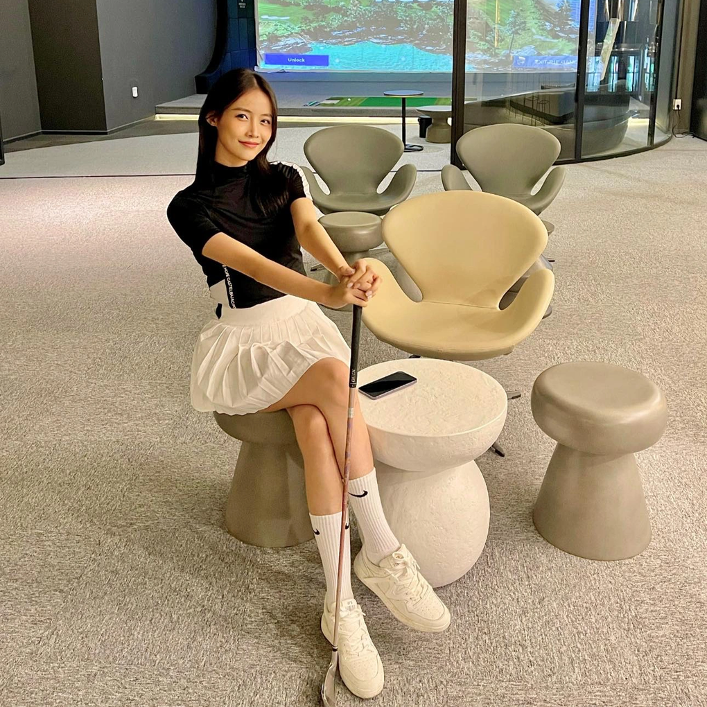 Á hậu chân dài 1,20m sắp sinh em bé thứ 2, được chồng đẹp trai cưng chiều - 5