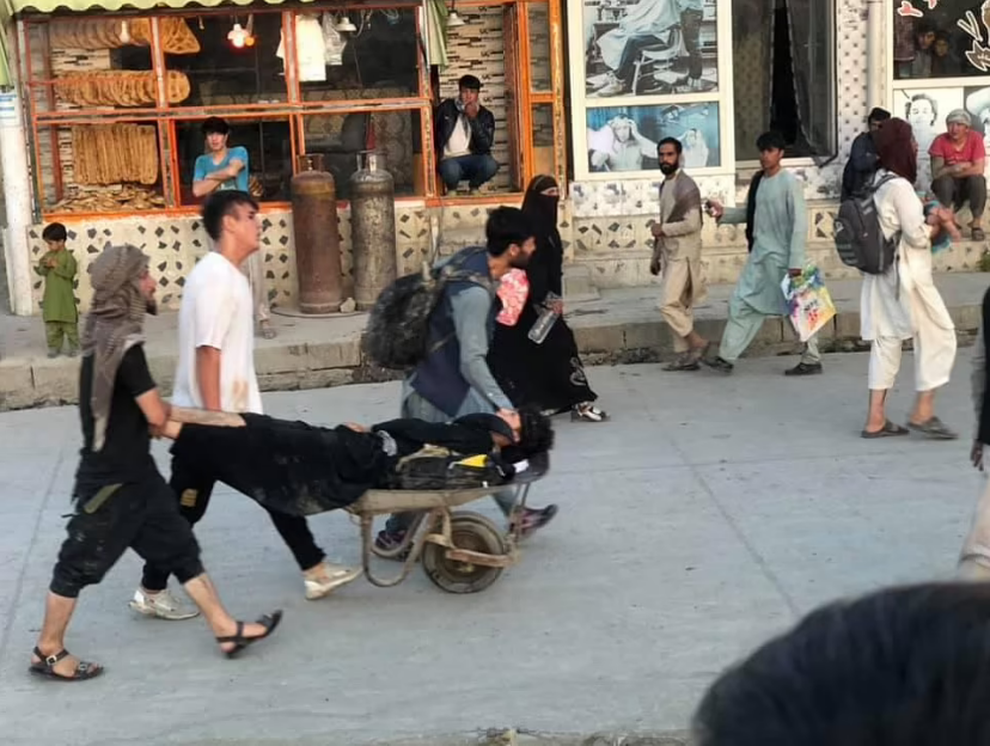Hiện trường vụ nổ như ngày tận thế khiến 70 người chết tại sân bay Kabul - 6 Hiện trường vụ nổ như ngày tận thế khiến 70 người chết tại sân bay Kabul - 6