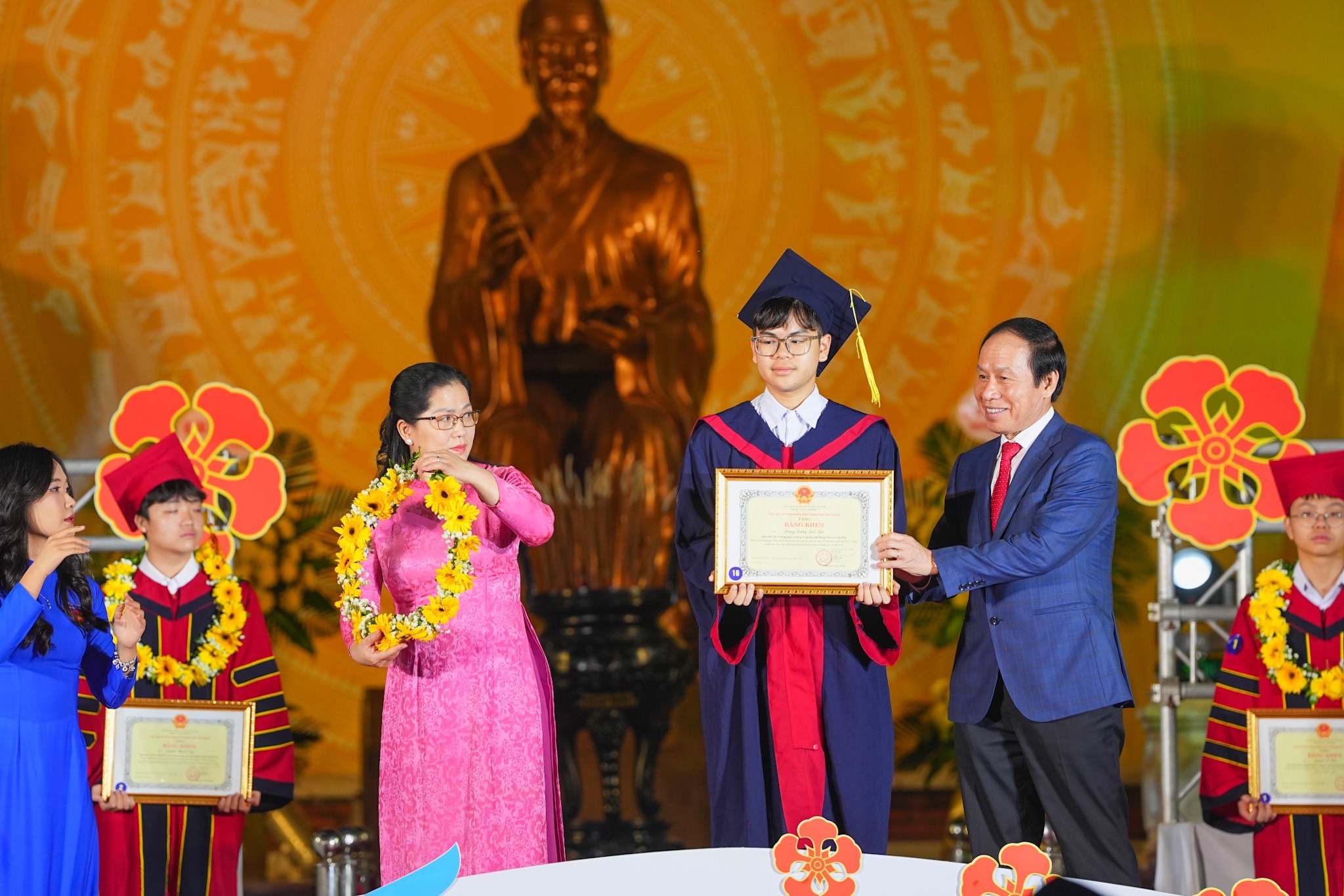 Hai Phong menghabiskan hampir 1,4 miliar VND untuk memberi penghargaan kepada siswa berprestasi - 1 Hải Phòng chi gần 1,4 tỷ đồng khen thưởng học sinh, sinh viên tiêu biểu - 1