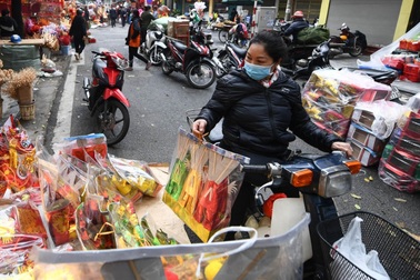 Người Hà Nội tấp nập chuẩn bị đồ lễ trước ngày tiễn ông Táo về trời