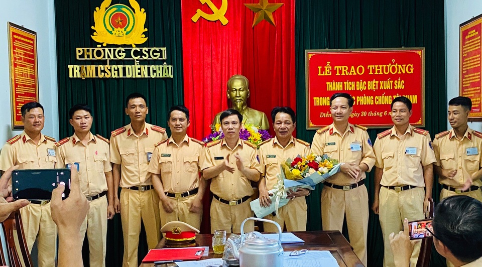 UBND tỉnh Nghệ An khen thưởng 80 triệu đồng cho 5 chuyên án ma túy - 3 UBND tỉnh Nghệ An khen thưởng 80 triệu đồng cho 5 chuyên án ma túy - 3