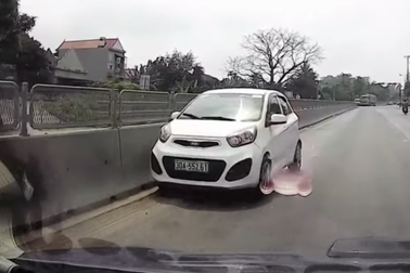 Ngang nhiên đi ngược chiều trên quốc lộ vì... tiện