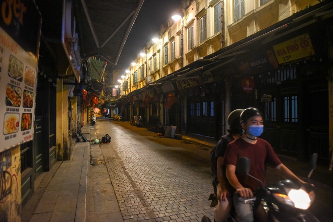 Phố cổ Hà Nội tĩnh mịch lạ thường trong những ngày chống dịch Covid-19 - 4