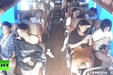 Hãy tập thói quen cài dây đai an toàn khi đi xe khách!