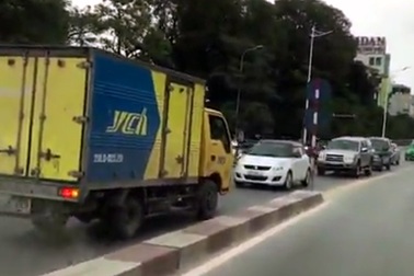Hà Nội: Xe tải đi ngược chiều, phụ xe vung tay đòi... nhường đường