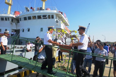 Chuyển quà Tết ra nhà giàn DK1