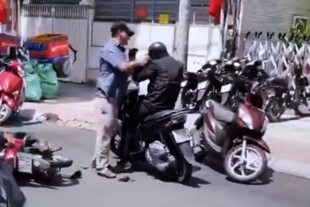 Điều dưỡng kể khoảnh khắc nạn nhân chạy vào trung tâm y tế vẫn bị đuổi đánh - 1 Điều dưỡng kể khoảnh khắc nạn nhân chạy vào trung tâm y tế vẫn bị đuổi đánh - 1