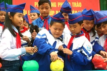 Nuôi lợn đất khuyến học, giúp bạn nghèo đến trường