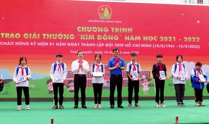 Chủ tịch Hội đồng Đội Trung ương trao Bằng khen, giải thưởng Kim Đồng năm học 2021-2022 cho 20 đội viên, cán bộ chỉ huy Đội tiêu biểu.