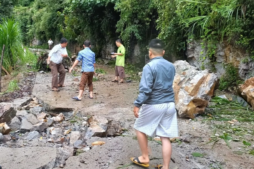 Mưa lớn khiến đất đá sạt lở xuống nhiều tuyến đường ở Điện Biên và Hòa Bình - 6 Mưa lớn khiến đất đá sạt lở xuống nhiều tuyến đường ở Điện Biên và Hòa Bình - 6