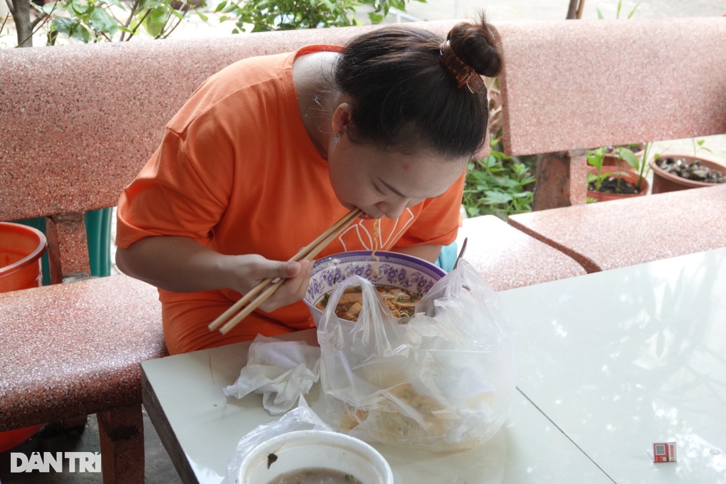 Công nhân tụt huyết áp, trắng đêm chờ… sa thải - 5 Công nhân tụt huyết áp, trắng đêm chờ… sa thải - 5