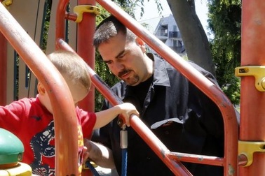 Đàn ông Nhật Bản đấu tranh đòi quyền lợi sau kỳ nghỉ thai sản