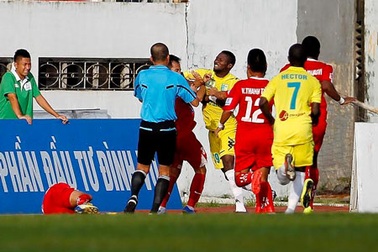 Samson trần tình về màn ẩu đả trên sân Lạch Tray