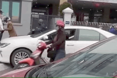 Đua theo xe máy, nữ tài xế nhất quyết đòi phi ô tô lên vỉa hè để đi