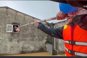 Mưa lũ miền Trung: "Bộ đội đây, bà con ơi!"