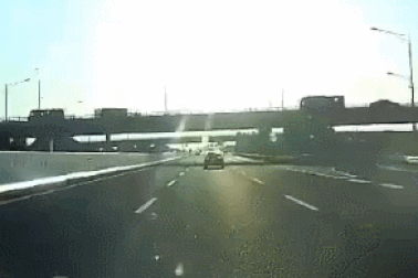 Xem clip tài xế đánh lái khẩn cấp để tránh xe đi lùi trên đường cao tốc