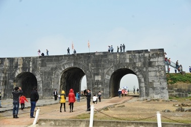 Hàng nghìn du khách tham quan Di sản thế giới Thành Nhà Hồ