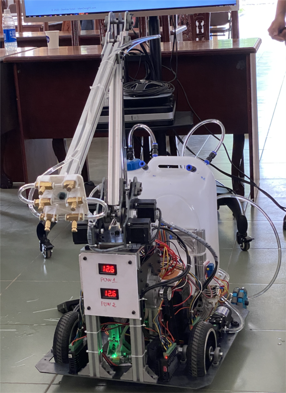 TPHCM: Robot khử khuẩn, làm vệ sinh phòng cách ly thay nhân viên y tế - 1 TPHCM: Robot khử khuẩn, làm vệ sinh phòng cách ly thay nhân viên y tế - 1