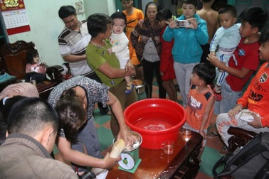 Kéo nhau đi xem cá trê vàng nặng gần 2kg