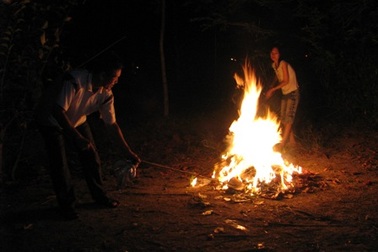 Đốt rác đón giao thừa