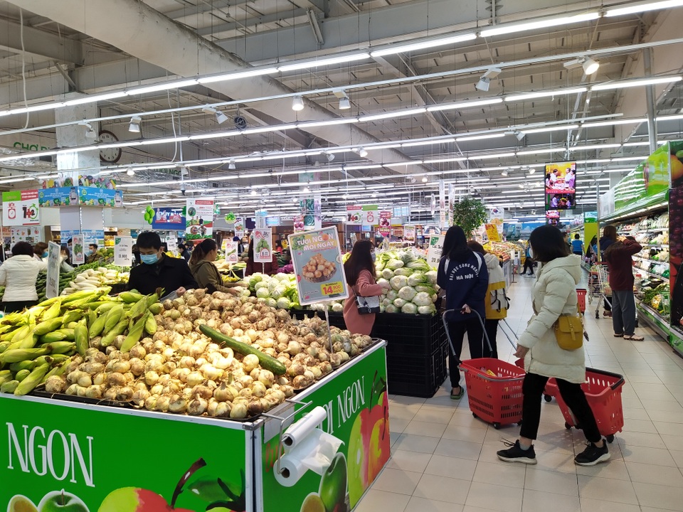 Người dân đổ xô đi mua đồ tích trữ phòng dịch corona, kệ hàng rau củ quả “cháy hàng” - 10 Người dân đổ xô đi mua đồ tích trữ phòng dịch corona, kệ hàng rau củ quả “cháy hàng” - 10