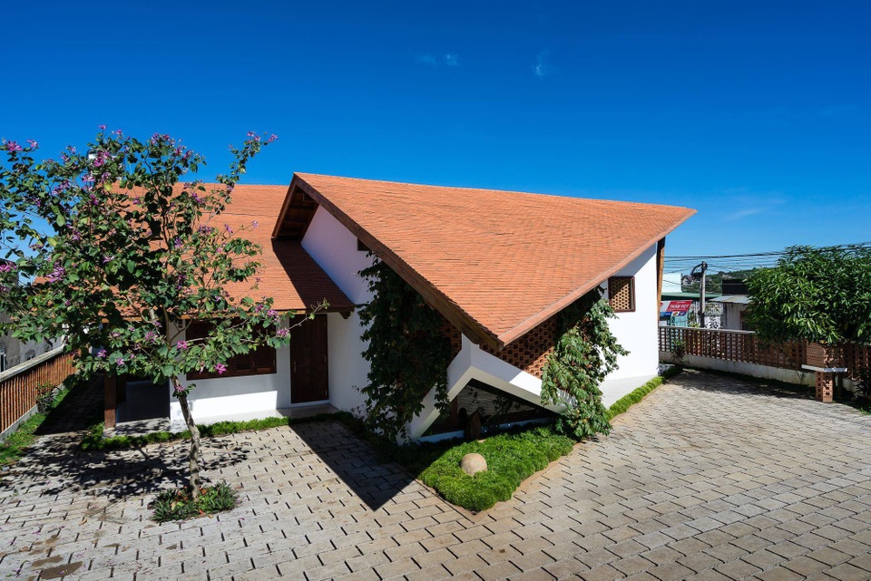 Nhà cấp 4 ở Lâm Đồng khiến ai cũng bất ngờ khi vào bên trong - 1