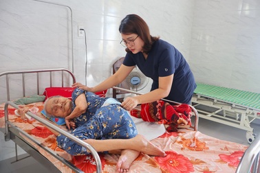 “Mẹ tuy không đẻ, không nuôi nhưng được các con chăm sóc như ruột thịt”