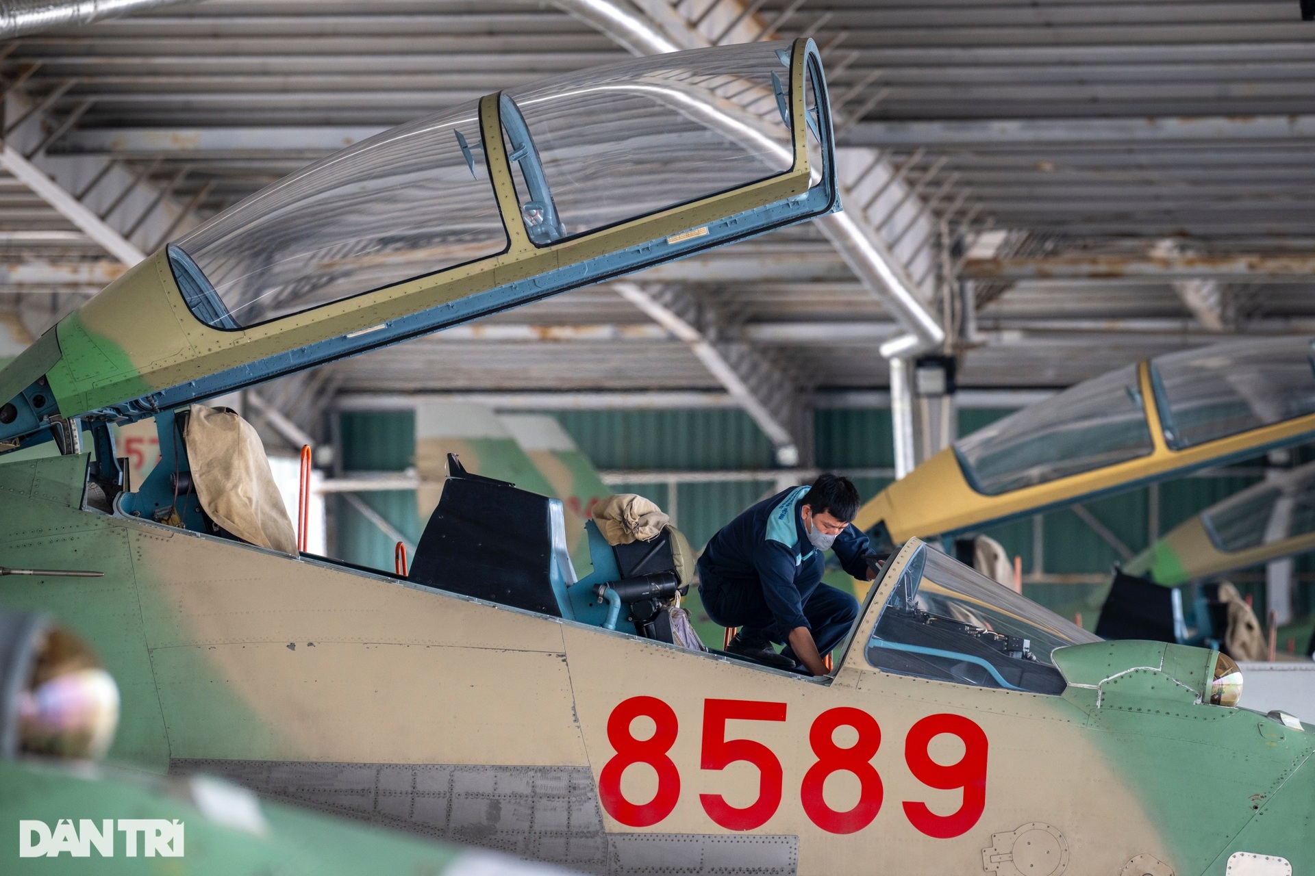 Những phi công huấn luyện hổ mang chúa SU-30MK2 tại Triển lãm Quốc phòng - 2 Những phi công huấn luyện hổ mang chúa SU-30MK2 tại Triển lãm Quốc phòng - 2
