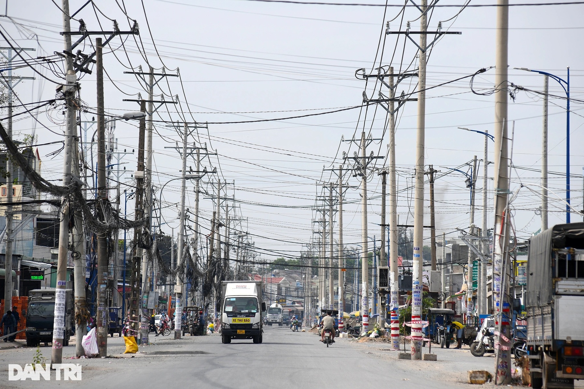Ma trận trụ điện bủa vây cả tuyến đường, chờ gây họa cho người dân TPHCM - 1 Ma trận trụ điện bủa vây cả tuyến đường, chờ gây họa cho người dân TPHCM - 1