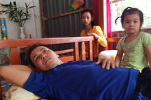 Gia đình người đàn ông "xương inox" sống lay lắt giữa đại dịch Covid-19