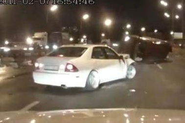 Thiệt mình, hại người vì kiểu lái xe “cướp đường”