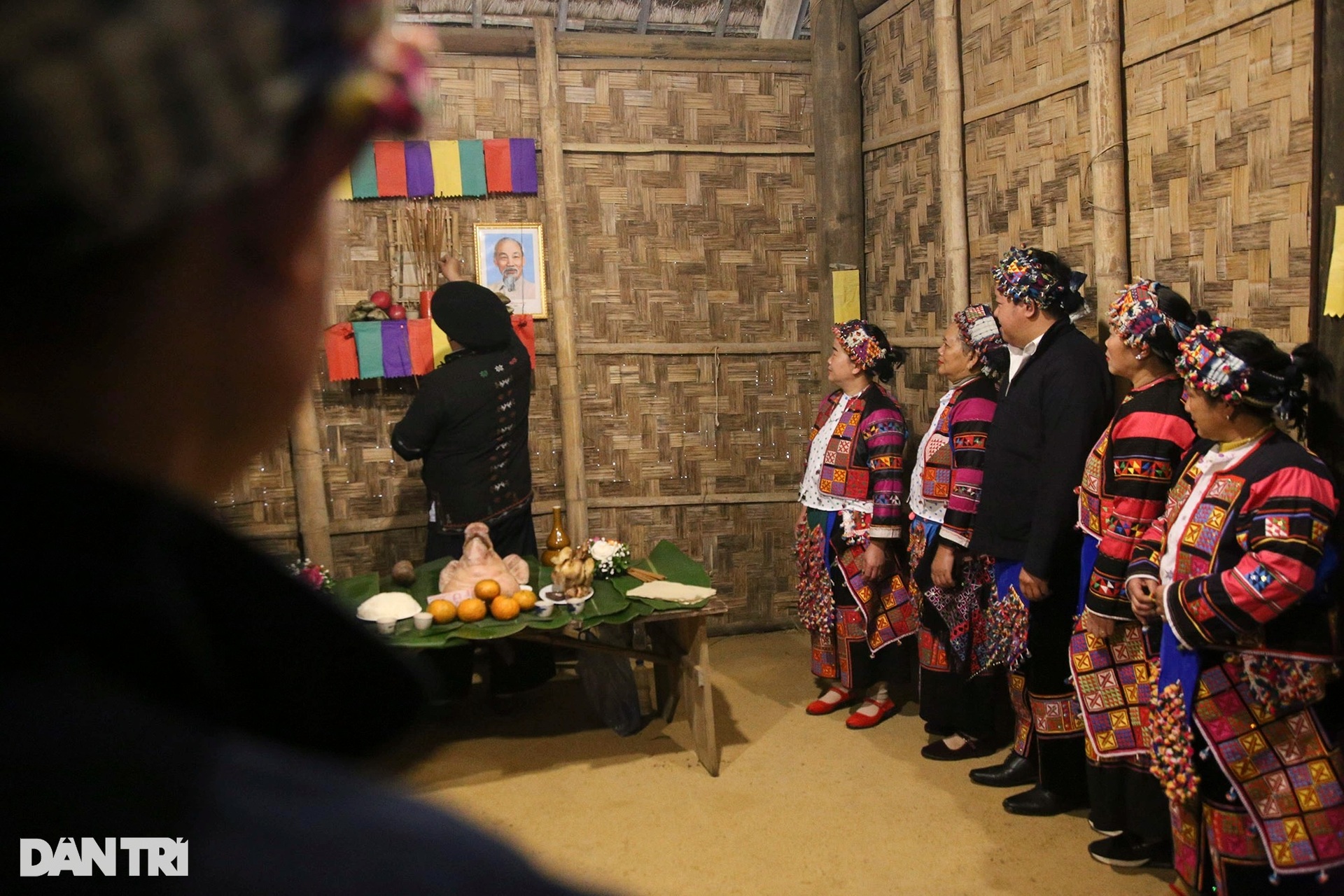 Tại Hà Nội xem tận mắt tục cúng tổ tiên của người Lô Lô ở Mèo Vạc - 8 Tại Hà Nội xem tận mắt tục cúng tổ tiên của người Lô Lô ở Mèo Vạc - 8
