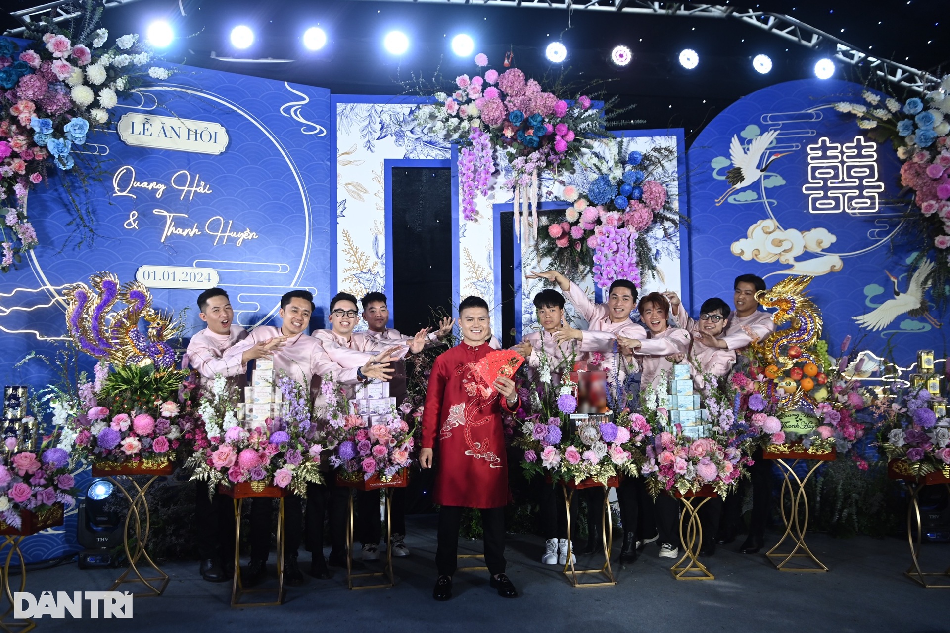Ăn hỏi Quang Hải: Nhà trai dựng rạp hoành tráng, đưa sính lễ bằng xe sang - 14 Ăn hỏi Quang Hải: Nhà trai dựng rạp hoành tráng, đưa sính lễ bằng xe sang - 14