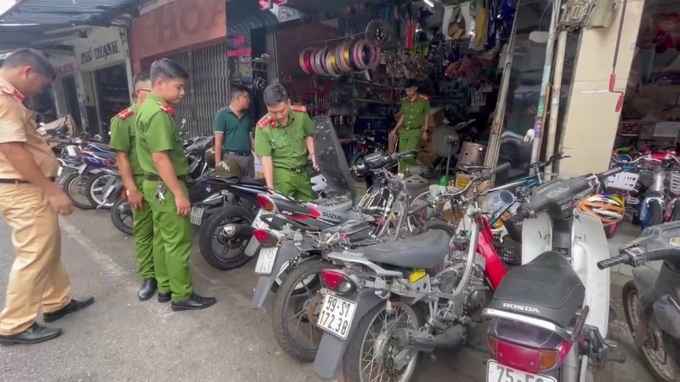 Lực lượng chức năng kiểm tra cơ sở kinh doanh sửa chữa xe mô tô Hòa Lợi