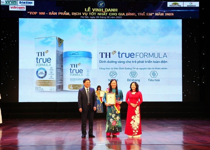 Đại diện Tập đoàn TH nhận vinh danh tại chương trình.