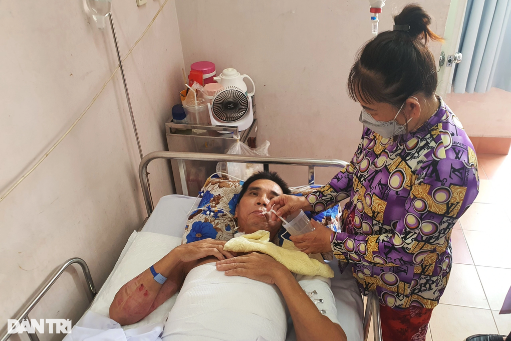Người đàn ông nghèo hóa thành ngọn đuốc sống được giúp hơn 100 triệu đồng - 1 Người đàn ông nghèo hóa thành ngọn đuốc sống được giúp hơn 100 triệu đồng - 1