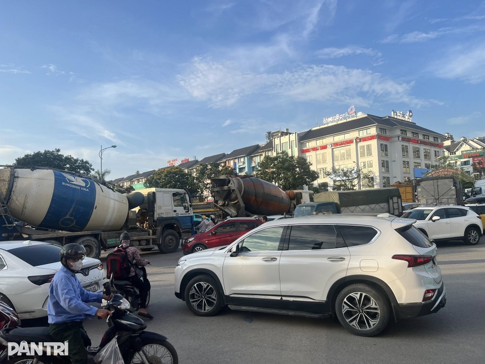 Phân luồng ở Đại lộ Thăng Long: Giao thông hỗn loạn, bỏ xe đi bộ về nhà