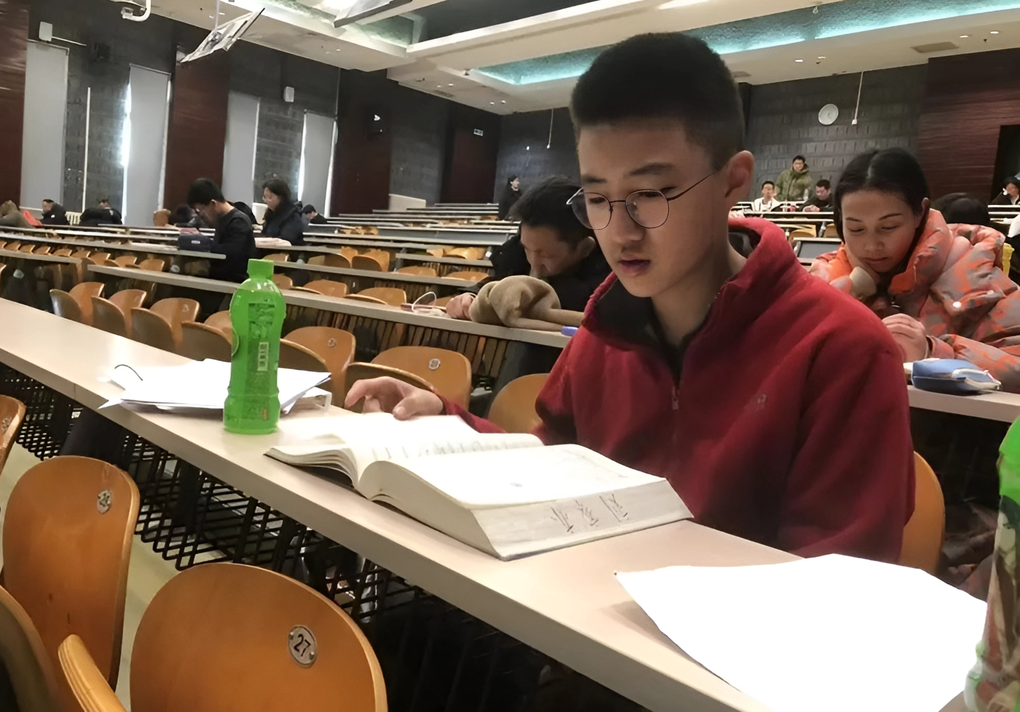 Nam sinh lớp 9 đam mê vật lý, được tuyển thẳng vào đại học hàng đầu châu Á - 3 Nam sinh lớp 9 đam mê vật lý, được tuyển thẳng vào đại học hàng đầu châu Á - 3