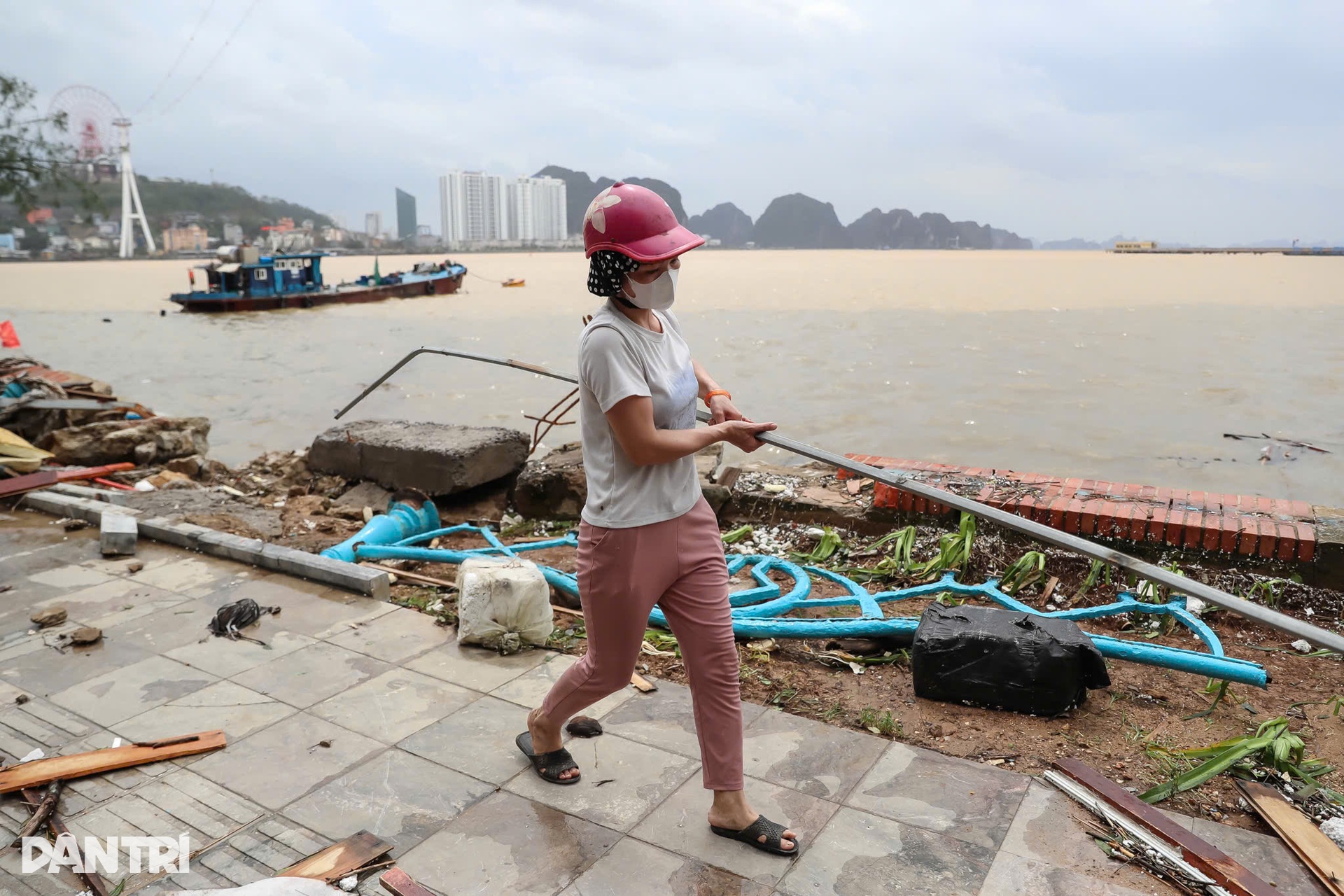 Người dân khắc phục thiệt hại sau bão ở Hạ Long - 2 Người dân khắc phục thiệt hại sau bão ở Hạ Long - 2