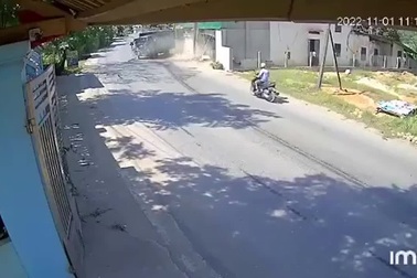 Phóng nhanh rồi mất lái, xe tải tông sập nhà ven đường