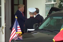 Ông Trump suýt ngã vì màn bắt tay của Tổng thống Bồ Đào Nha