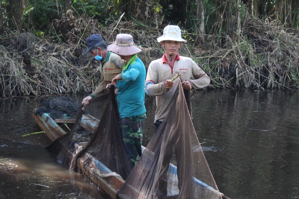 Xem người dân miền Tây bắt cả trăm ký cá đầy sáng tạo - 4 Xem người dân miền Tây bắt cả trăm ký cá đầy sáng tạo - 4