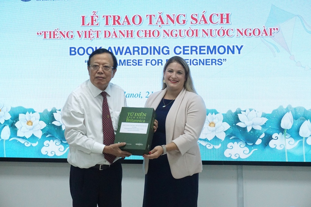 Trao tặng sách học tiếng Việt tới Đại sứ quán Hoa Kỳ tại Việt Nam - 3 Trao tặng sách học tiếng Việt tới Đại sứ quán Hoa Kỳ tại Việt Nam - 3