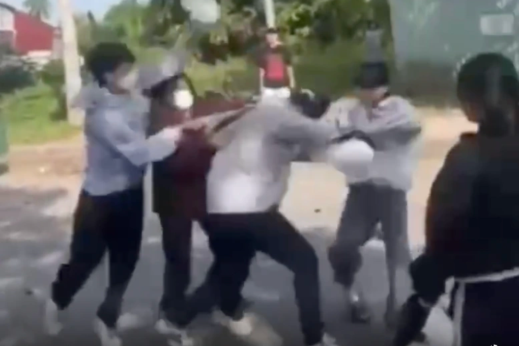 Nữ sinh miền Tây bị 7 người đánh hội đồng gãy xương mũi, chấn thương đầu - 1 Nữ sinh miền Tây bị 7 người đánh hội đồng gãy xương mũi, chấn thương đầu - 1