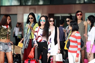 Dàn chân dài Đẹp Fashion Runway 3 đổ bộ xuống sân bay Nội Bài
